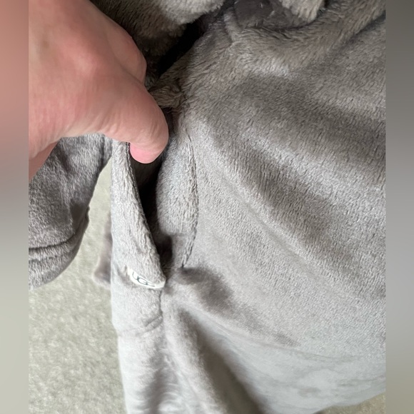 NWT Ugg Gray Robe Size Smalll - Picture 5 of 9